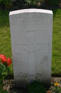 Dozinghem Military Cemetery - Wise, C F