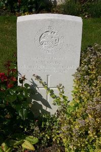 Dozinghem Military Cemetery - Woods, J