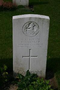 Dozinghem Military Cemetery - Yallop, A J