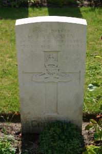 Dozinghem Military Cemetery - Yearsley, Henry James