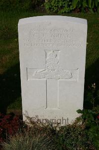 Dozinghem Military Cemetery - Young, Charles John