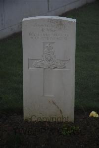Louvencourt Military Cemetery - Mee, R