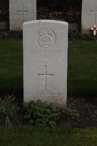 Poperinghe New Military Cemetery - Davison, F