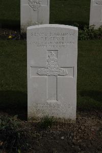 Poperinghe New Military Cemetery - Grant, D F