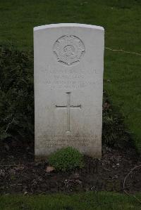 Poperinghe New Military Cemetery - Maton, W