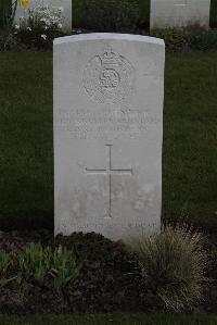 Poperinghe New Military Cemetery - Saunders, Eric Stanley