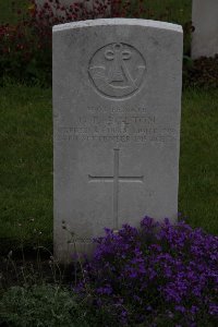 Guards Cemetery Windy Corner Cuinchy - Bolton, George Edward