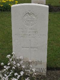 Guards Cemetery Windy Corner Cuinchy - Davies, H