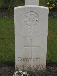 Guards Cemetery Windy Corner Cuinchy - Gilder, E