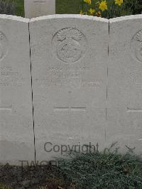 Guards Cemetery Windy Corner Cuinchy - Green, G