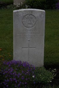 Guards Cemetery Windy Corner Cuinchy - Gutteridge, J H