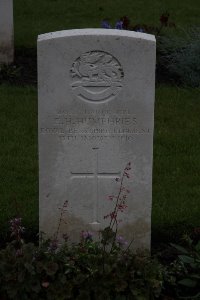 Guards Cemetery Windy Corner Cuinchy - Humphries, E H