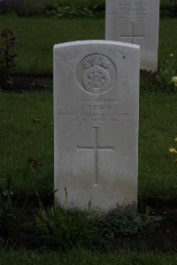 Guards Cemetery Windy Corner Cuinchy - Lewis, J