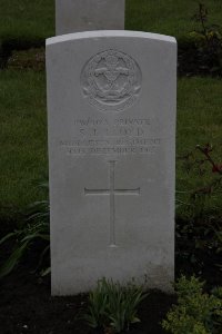 Guards Cemetery Windy Corner Cuinchy - Lloyd, S J