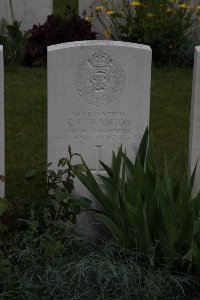 Guards Cemetery Windy Corner Cuinchy - Manton, Ernest Laurence