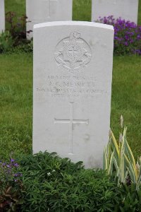 Guards Cemetery Windy Corner Cuinchy - Mewett, A G