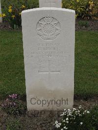 Guards Cemetery Windy Corner Cuinchy - Moore, E