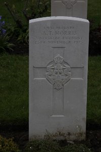 Guards Cemetery Windy Corner Cuinchy - Morris, A T