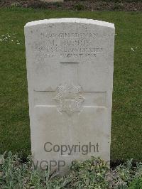 Guards Cemetery Windy Corner Cuinchy - Morris, M