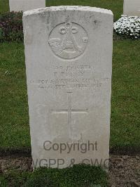 Guards Cemetery Windy Corner Cuinchy - Perry, T
