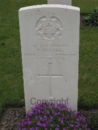 Guards Cemetery Windy Corner Cuinchy - Reeves, E