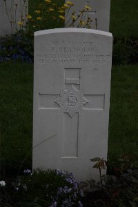 Guards Cemetery Windy Corner Cuinchy - Reynolds, T