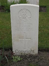 Guards Cemetery Windy Corner Cuinchy - Tylor, J
