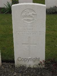 Guards Cemetery Windy Corner Cuinchy - Vine, George
