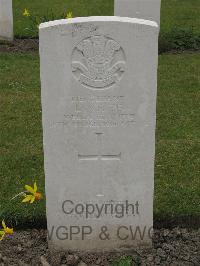 Guards Cemetery Windy Corner Cuinchy - White, Lionel