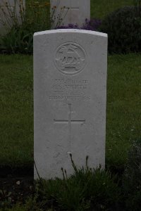 Guards Cemetery Windy Corner Cuinchy - White, R S