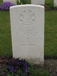 Guards Cemetery Windy Corner Cuinchy - Wicks, F