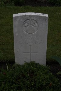 Guards Cemetery Windy Corner Cuinchy - Yates, John