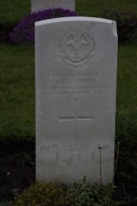 Guards Cemetery Windy Corner Cuinchy - Young, A E
