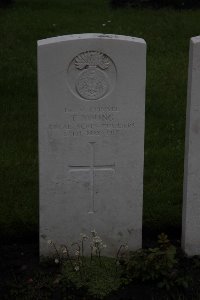Guards Cemetery Windy Corner Cuinchy - Young, T