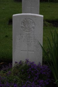 Guards Cemetery Windy Corner Cuinchy - Young, T