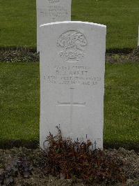 Wulverghem-Lindenhoek Road Military Cemetery - Brett, R B
