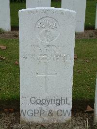 Wulverghem-Lindenhoek Road Military Cemetery - Davis, Vivian Alfred