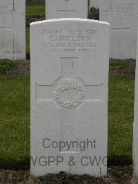 Wulverghem-Lindenhoek Road Military Cemetery - Hillson, Charles