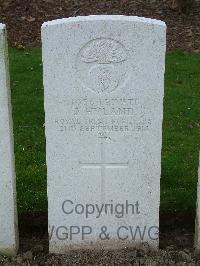 Wulverghem-Lindenhoek Road Military Cemetery - Hyland, J