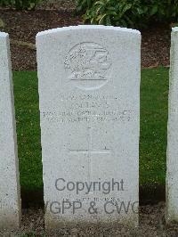 Wulverghem-Lindenhoek Road Military Cemetery - Lavis, J M