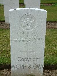 Wulverghem-Lindenhoek Road Military Cemetery - Linley, A