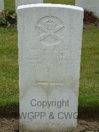 Wulverghem-Lindenhoek Road Military Cemetery - McIvor, T