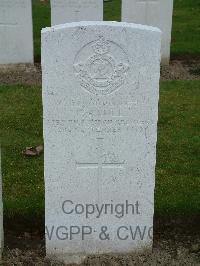 Wulverghem-Lindenhoek Road Military Cemetery - Paull, F
