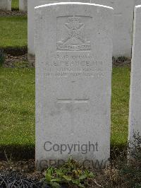 Wulverghem-Lindenhoek Road Military Cemetery - Pearce, A E