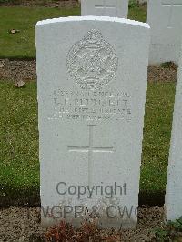 Wulverghem-Lindenhoek Road Military Cemetery - Plunkett, L F