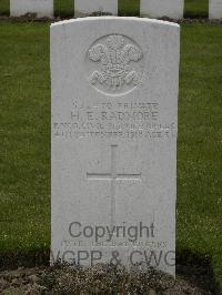Wulverghem-Lindenhoek Road Military Cemetery - Radmore, H E
