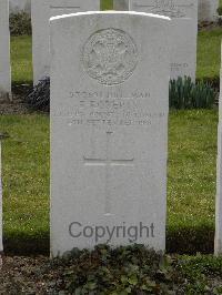 Wulverghem-Lindenhoek Road Military Cemetery - Roberts, Percy