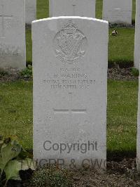 Wulverghem-Lindenhoek Road Military Cemetery - Waring, Holt