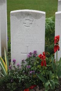 Esquelbecq Military Cemetery - Mills, William John