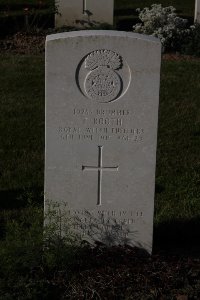 Bois Grenier Communal Cemetery - Booth, Thomas